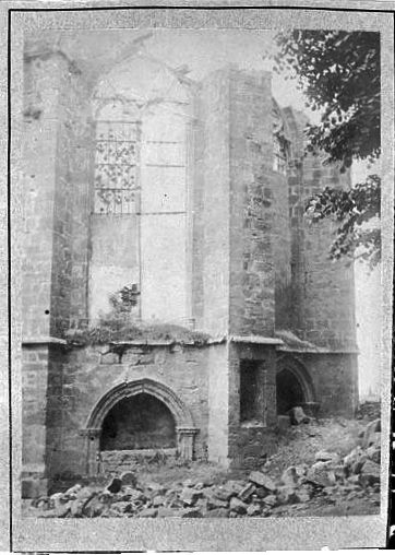 Vue du chevet de l'église, côté sud, avec ses enfeus, à l'époque de la démolition.