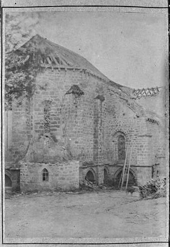 Vue du chevet de l'église, côté nord, avec ses enfeus, à l'époque de la démolition.