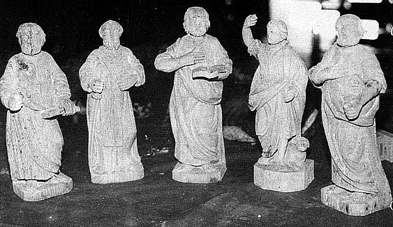 5 statuettes (sur 8) du tabernacle supérieur. De gauche à droite : apôtre qui tenait un attribut dans la main droite, saint Paul (volé), saint apôtre la main droite posée sur la poitrine, saint Jean Baptiste (volé), saint Pierre (?, volé).