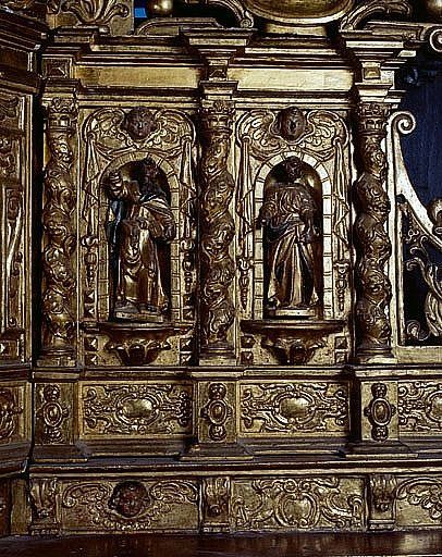 Détail de l'aile droite du tabernacle supérieur avec deux statuettes dans les niches : deux saints barbus non identifiés.