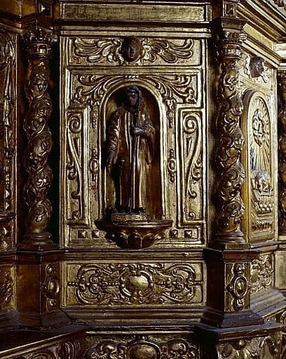 Détail du pan gauche de l'armoire du tabernacle supérieur : dans la niche statuette de saint Antoine abbé (?)