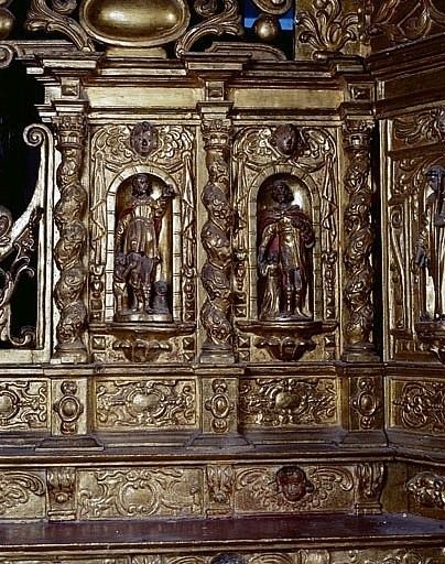 Détail de l'aile gauche du tabernacle supérieur avec deux statuettes dans les niches : saint Roch à gauche, saint Matthieu à droite.