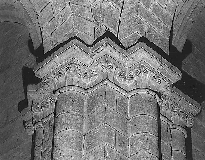 Frise chapiteau ornant le pilier situé au niveau de l'intersection de la cinquième travée de la nef et du transept sud.