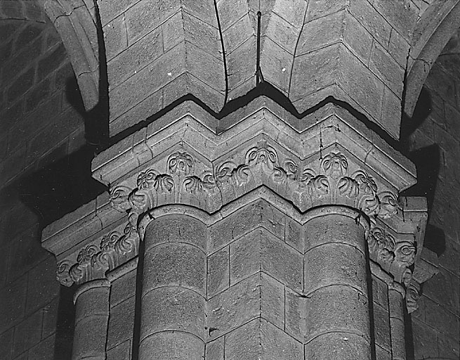 Frise chapiteau ornant le pilier situé au niveau de l'intersection de la cinquième travée de la nef et du transept nord.