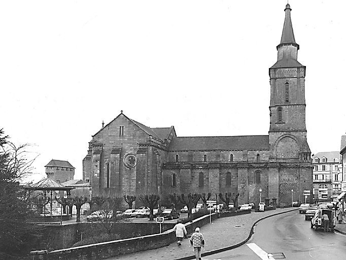 Vue, depuis le nord, du clocher, de la nef et du transept.