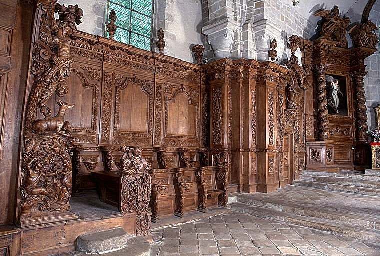 Vue d'ensemble du côté nord du choeur : stalles, lambris et aile nord du retable.