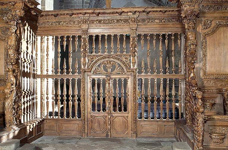 Vue d'ensemble de la clôture de choeur depuis le sanctuaire.