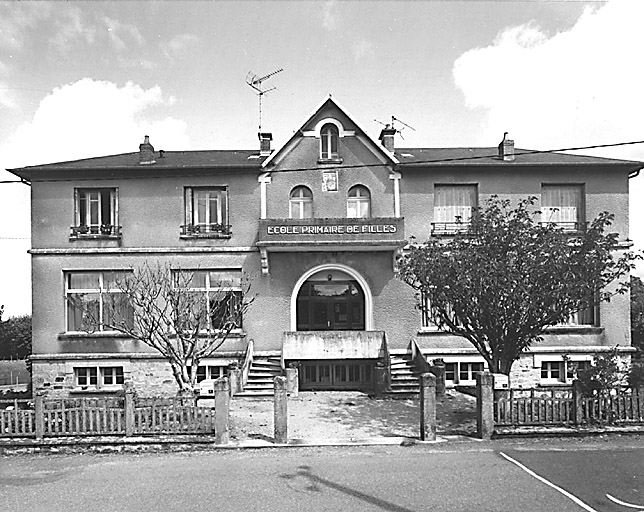 Saint-Priest-la-Feuille. Ecole dite école primaire de filles. Vue d'ensemble.