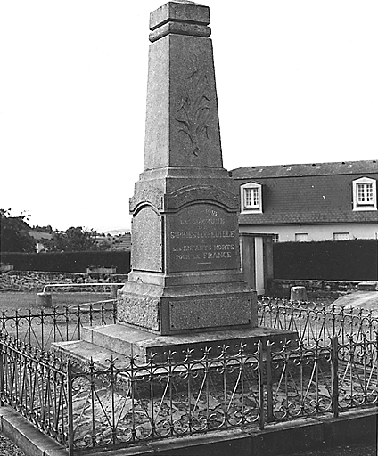 Saint-Priest-la-Feuille. Monument aux morts, vue d'ensemble.