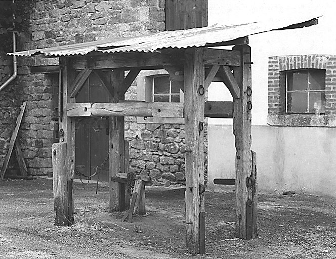 Travail à ferrer les boeufs conservé au village de Sagnemoussouse.