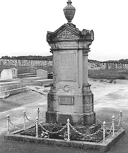 Noth, cimetière. Monument aux morts, vue d'ensemble.