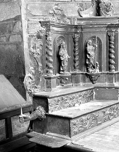 Détail de l'aile gauche du tabernacle : statuettes d'un saint chauve à longue barbe non identifié et de saint Jean Baptiste, bras de lumière à l'extrémité des gradins.