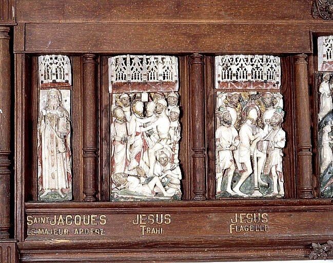 Détail des trois panneaux latéraux de gauche : saint Jacques le Majeur, le baiser de Judas et la flagellation.