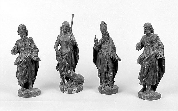 Détail des statuettes du tabernacle, de face : de gauche à droite, saint chauve à longue barbe non identifié, saint Jean Baptiste, saint évêque, saint chauve à courte barbe non identifié.