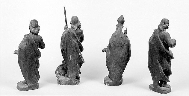 Détail des revers des statuettes du tabernacle : de gauche à droite, saint chauve à longue barbe non identifié, saint Jean Baptiste, saint évêque, saint chauve à courte barbe non identifié.
