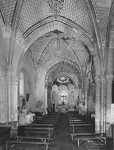 Vue intérieure de l'église depuis le bas de la nef.