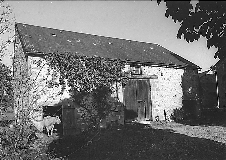 Grange-étable complète (à deux étables latérales) et cave sous la partie centrale (Mortorat, cad.1992, C1 829).