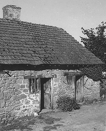 Deux logis en rez-de-chaussée, à la Ribière (cadastre 1992, C2 565 et 564). Le logis de droite est un ajout ancien. Détail de l'agencement des encadrements d'ouvertures, avec linteau et montant central communs.