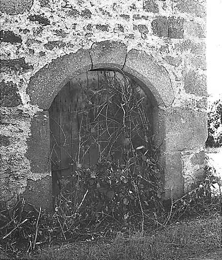 Grange-étable à Commarteau (cadastre AW 20). Encadrement de porte d'étable monté avec des matériaux de remploi.