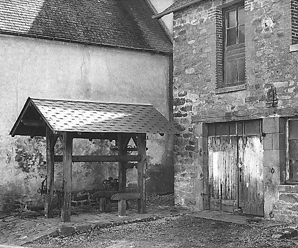 Vue du travail à ferrer et de l'atelier, du côté ouest.