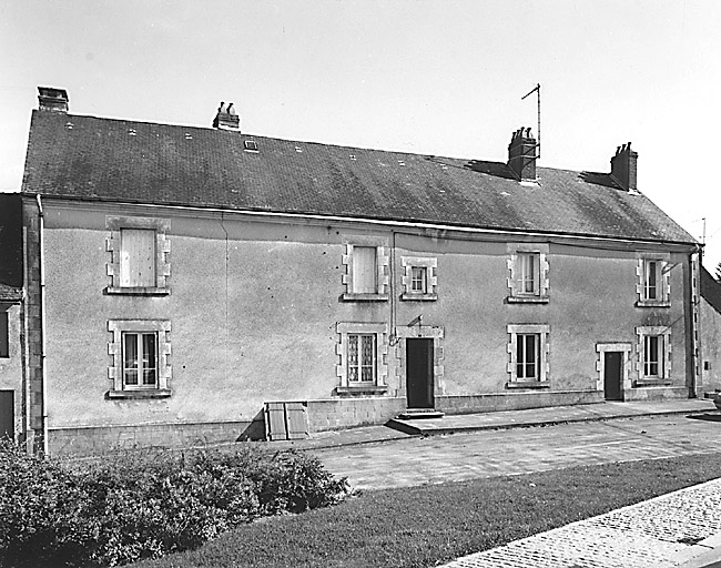 Saint-Agnant-de-Versillat. Maison (cadastre 1980, section AE 61). Vue d'ensemble, depuis la place de l'église, de l'élévation antérieure. Les baies de cette élévation, rénovée, probablement vers 1920, comportaient initialement un linteau en segment d'arc (cf. doc. 2 du dossier concernant l'église).