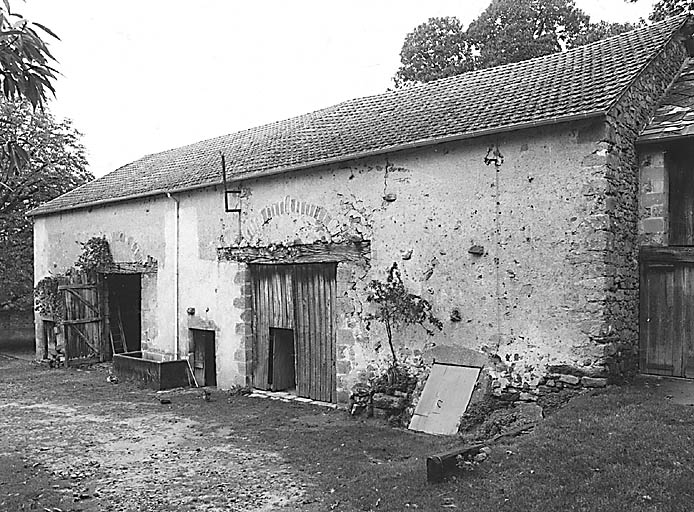 Granges-étables ; façades sud sur cour ; dans la partie est de la grange-étable de droite, on remarque la trappe d'accès à une cave en sous-sol.