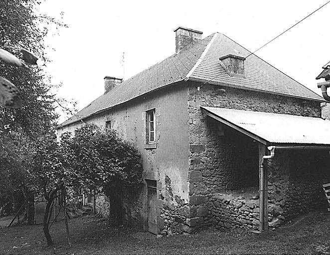 Façade sud du logis ; vestiges d'un ancien four démonté au pignon est.