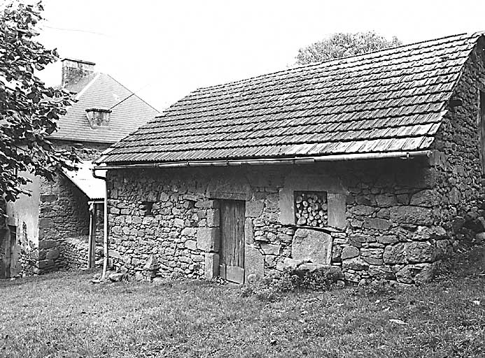 Ancien logis ou logement, à l'est du logis actuel, portant divers remplois et modifications (porte et fenêtre).