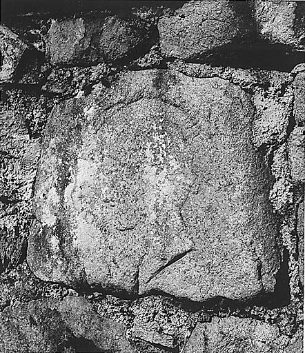 Pierre sculptée en bas-relief, incluse dans le mur de soutènement d'un chemin du village du Breuil et représentant une tête de Marianne. Sculpture réalisée pendant la guerre de 1940, par un réfugié de la région parisienne, décédé à La Souterraine à la fin de la guerre (enquête orale).