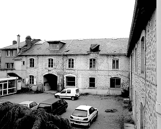Bâtiment avec passage couvert abritant sur deux niveaux le standard et les bureaux. Elévation est (ou élévation sur cour).