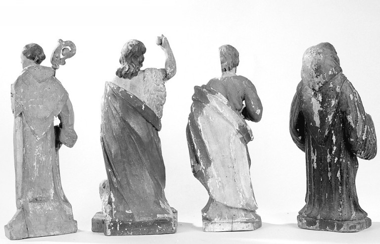 Saint Eloi, saint Jean-Baptiste, saint Pierre (?), saint Pardoux, statuettes vues du revers. - (c) Région Nouvelle-Aquitaine, Inventaire général du patrimoine culturel