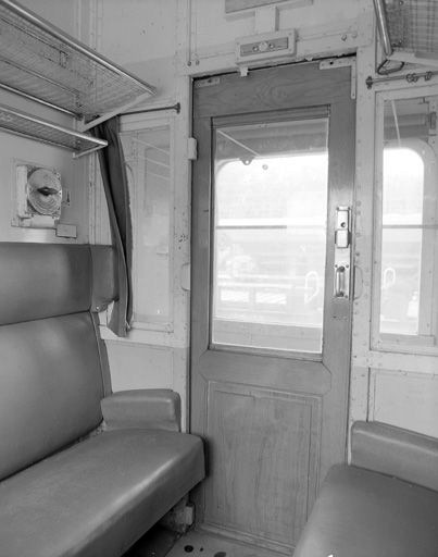 Vue intérieure, côté porte, du compartiment n° 4 de la voiture B 9 54650 LM 009. - (c) Région Nouvelle-Aquitaine, Inventaire général du patrimoine culturel
