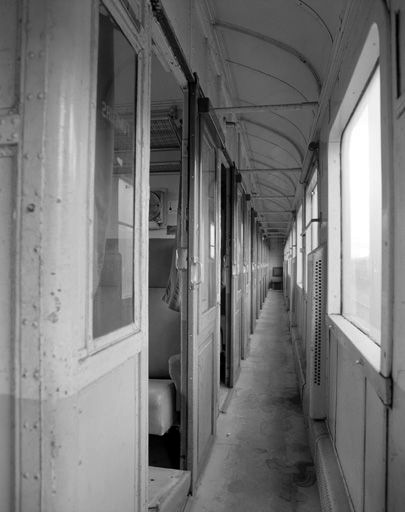 Vue intérieure du couloir de la voiture B 9 54650 LM 009. - (c) Région Nouvelle-Aquitaine, Inventaire général du patrimoine culturel