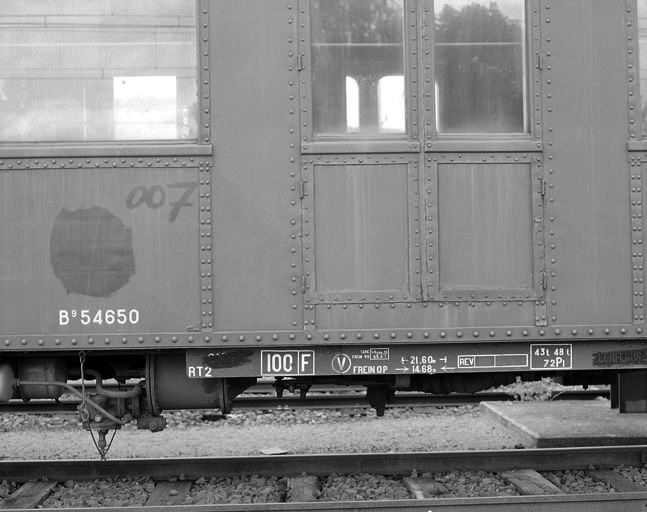 Inscriptions identifiant la voiture B 9 54650 LM 009, sur le flanc droit. - (c) Région Nouvelle-Aquitaine, Inventaire général du patrimoine culturel