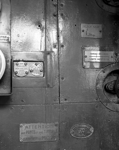 Plaques réglementaires dans la cabine de la locomotive.