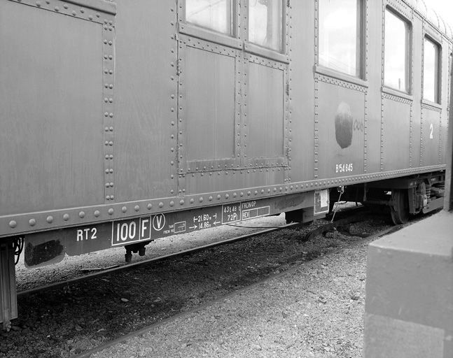 Vue des inscriptions identifiant la voiture B 9 54645, sur le flanc droit.