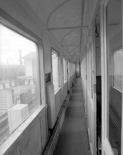 Vue intérieure du couloir, en cours de restauration, de la voiture B 9 54645.