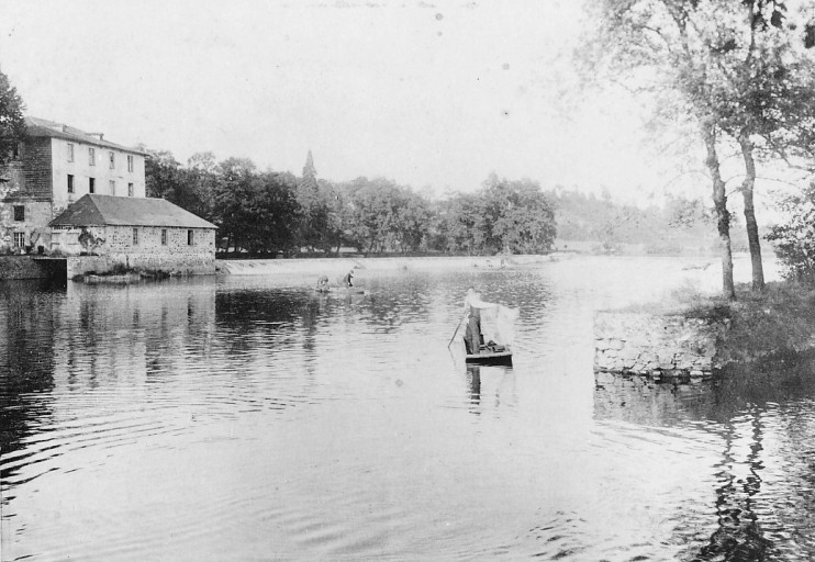 Vue du moulin prise de l'amont vers l'aval à partir de la rive gauche de la Vienne.