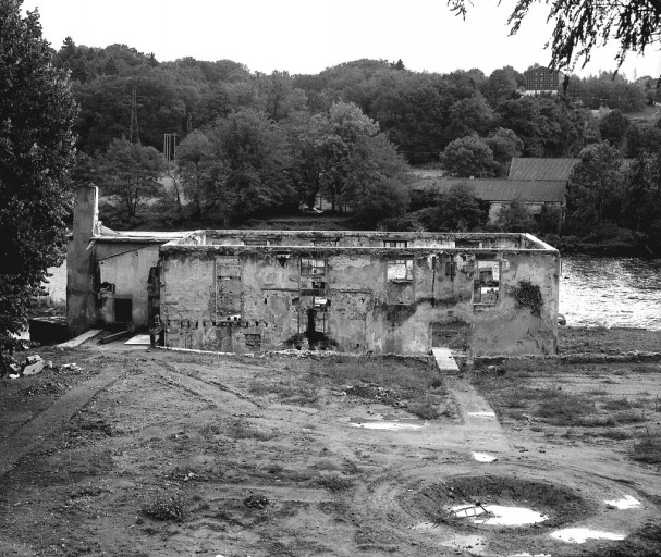 Vue des vestiges du moulin et projet de jardin esquissé.