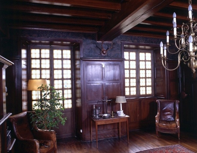 Salle à manger, vue des boiseries et du faux plafond à la française.