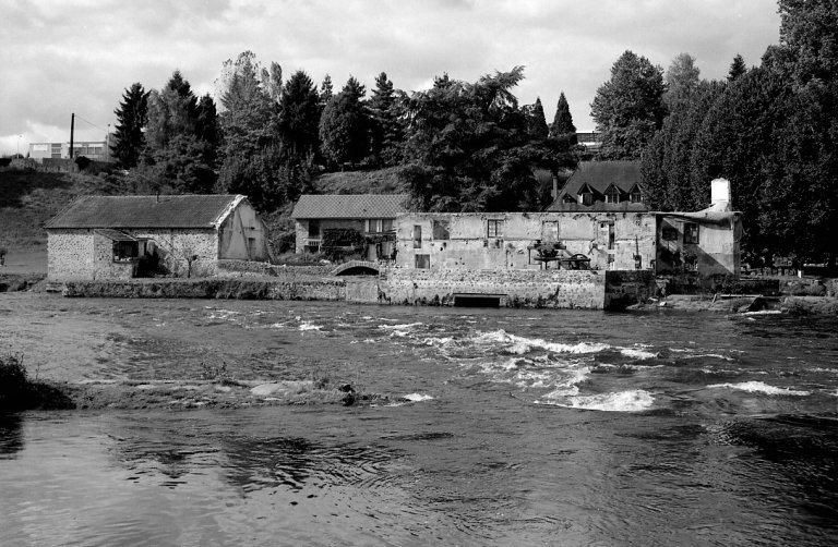 Vue générale du site prise à partir de la rive gauche de la Vienne