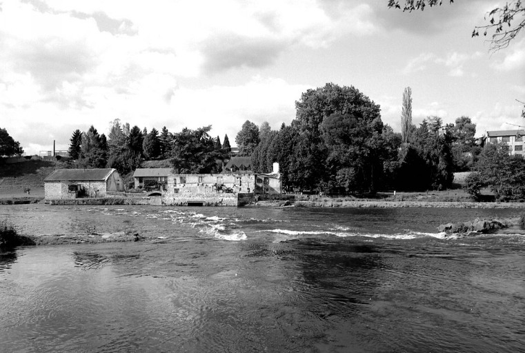 Vue d'ensemble du site prise à partir de la rive gauche de la Vienne.