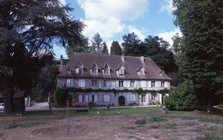 Vue de la façade antérieure de la maison.