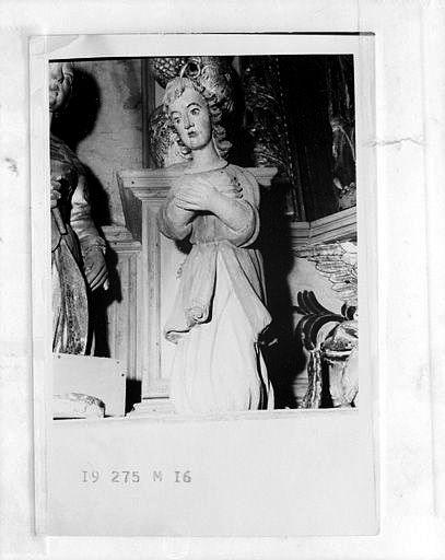 Statuette d'ange adorateur, placée sur la corniche du retable, puis descendue sur l'autel et volée : vue de face.