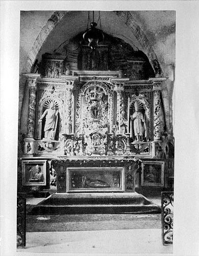 Vue générale avant le vol du bas-relief représentant un saint évêque écrivant situé sur la gauche du soubassement du retable, du bas-relief représentant un évangéliste sur le stylobate de la colonne extérieure gauche du retable, et des deux statuettes de saint Joseph et d'un ange adorateur situées sur la corniche du retable à l'aplomb des colonnes extérieures.