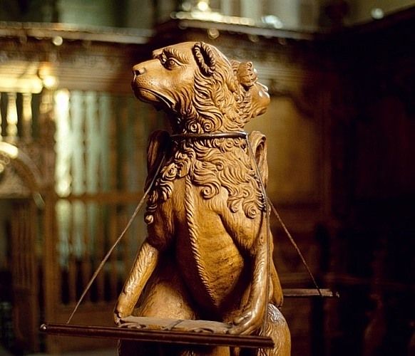 Détail d'un lion avec son pupitre.