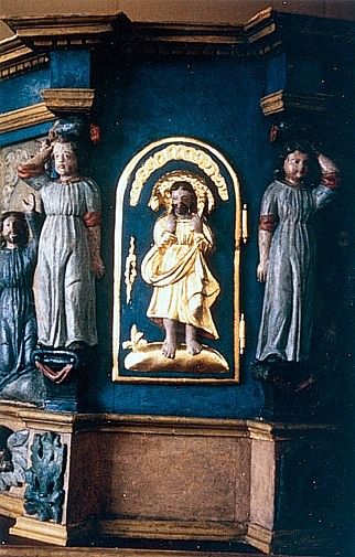 Vue des deux cariatides encadrant la porte du tabernacle, en cours de restauration (réintégration de polychromie). Volées en 1992.