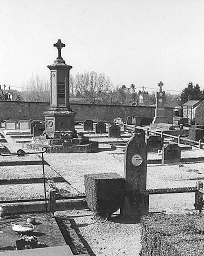 Section E. Vue partielle de l'enclos abritant les tombes des soeurs du Sauveur et de la Sainte Vierge et de la croix monumentale située en son milieu ; enclos aménagé probablement à la fin du 19e siècle.