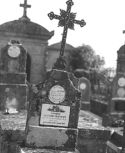 Tombe, section B. Vue de la stèle ornée de deux plaques funéraires en porcelaine datant de la deuxième moitié du 19e siècle.