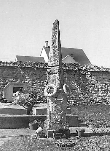 Tombe, section A. Tombe en forme d' obélisque et portant un décor sculpté.